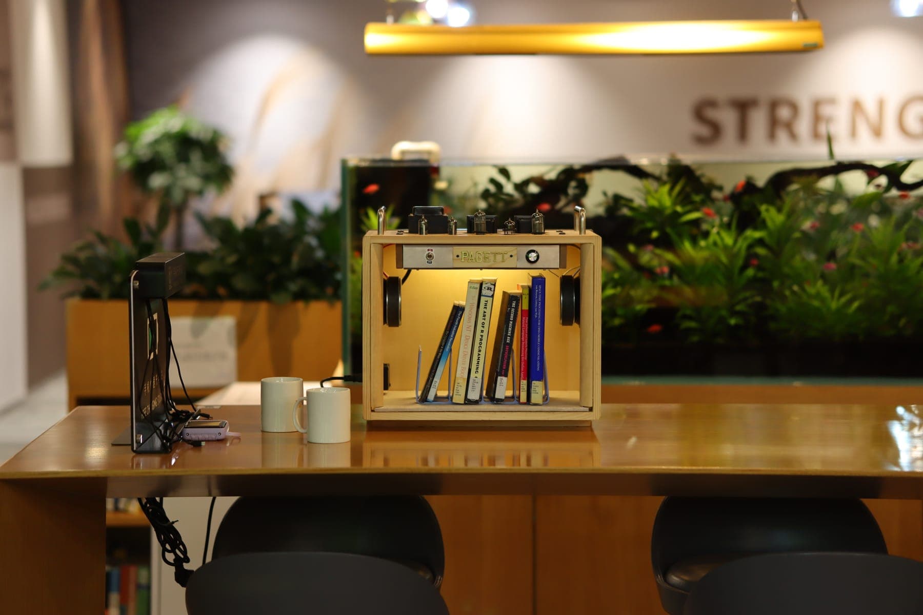 PAGETT VX-1 displaying books on a shared café table